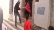 مغربي يضرب زوجته ضرباً مبرحاً امام الجيران المذهولين  - موقع سوا 