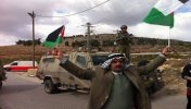 الشيخ زياد ابو هليل يقوم بالصراخ على الجنود - موقع سوا 