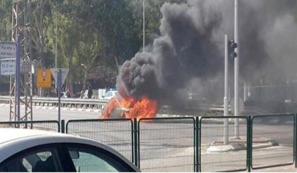 النيران تحرق سيارة خلال سيرها بالحي الشرقي في عكا | موقع سوا النيران تحرق سيارة خلال سيرها بالحي الشرقي في عكا | موقع سوا