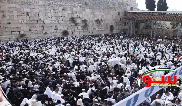 آلاف المستوطنين يؤدون طقوسا تلمودية عند حائط البراق بمناسبة ما يسمى آلاف المستوطنين يؤدون طقوسا تلمودية عند حائط البراق بمناسبة ما يسمى