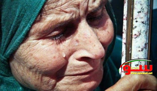 أم تنام باكية على باب منزل أبنها في ليلة زفافه | موقع سوا أم تنام باكية على باب منزل أبنها في ليلة زفافه | موقع سوا