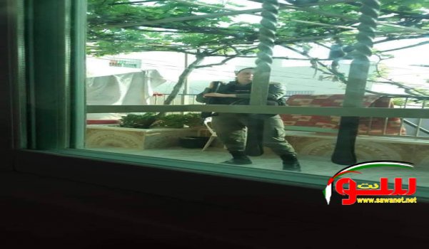 شرطة الإحتلال تقتحم منزل عائلة الشهيد فادي القنبر | موقع سوا شرطة الإحتلال تقتحم منزل عائلة الشهيد فادي القنبر | موقع سوا