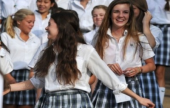 مدرسة بريطانية تطرد 150 طالبة بسبب “تنانيرهنّ” | موقع سوا 
