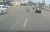 حادث مزدوج ينتهي بفتاة أسفل عجلات سيارة | موقع سوا 