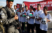 مسيرة لأطفال فلسطينيين لمطالبة الفيفا بمنع أندية المستوطنين | موقع سوا 