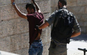 قوات الاحتلال تخضع طلاباً وشباناً لتفتيش مهين وسط القدس | موقع سوا 