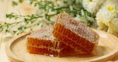 4 فوائد لاستخدام شمع العسل في العناية بشعرك.. يمنحه الترطيب ويعزز نموه