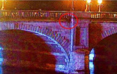قفز عن الجسر لإنقاذ امرأة حاولت الانتحار !! | موقع سوا 
