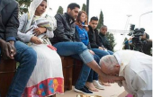 شاهد : بابا الفاتيكان يجثو على الأرض ويقبّل قدم لاجئ سوري | موقع سوا 