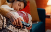 النوم على صوت التلفزيون.. صحتك في خطر | موقع سوا 
