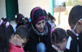 انضمت هذه المعلمه الفلسطينيه الى قائمة افضل معلمه بالعالم! | موقع سوا 