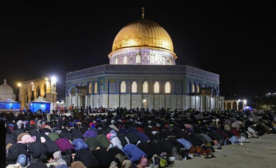 الآلاف يؤدون صلاة فجر الجمعة في المسجد الأقصى والحرم الإبراهيمي | موقع سوا 