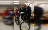 عائلة كندية تتبرّع بدراجة طفلها المتوفى للاجئ سوري | موقع سوا 