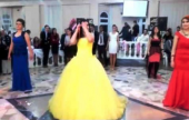 عروس تركية تشعل حفل خطوبتها برقصة على «بوس الواوا» | موقع سوا 