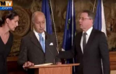 فيديو: إخراج وزير خارجية فرنسا من مؤتمر صحفي بسبب سكره الشديد | موقع سوا 