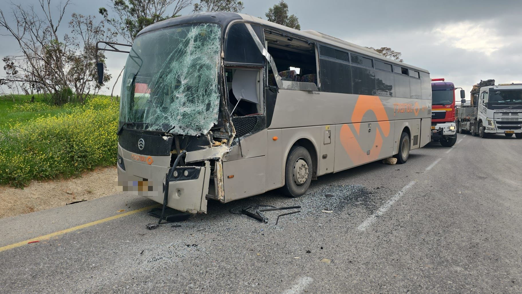 10 مصابين بحادث طرق بين سيارة وحافلة في منطقة الجنوب
