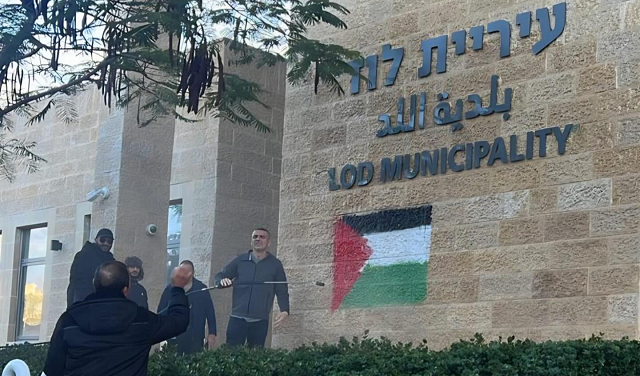 رسم علم فلسطين على جدار مبنى بلدية اللد
